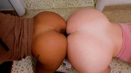 Белокурая милфа учит молодую негритянку сосать и ебаться