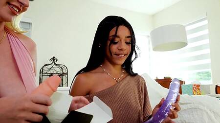 Белокурая милфа учит молодую негритянку сосать и ебаться