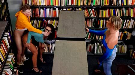 Студент в библиотеке изменяет своей девушке со зрелой библиотекаршей