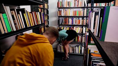 Студент в библиотеке изменяет своей девушке со зрелой библиотекаршей