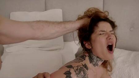 Татуированная жена кончает от члена мужа и его друга