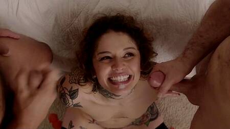 Татуированная жена кончает от члена мужа и его друга