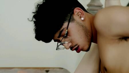 Неопытный пацан в очках трахает мачеху после ванны