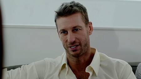 Неопытный пацан в очках трахает мачеху после ванны