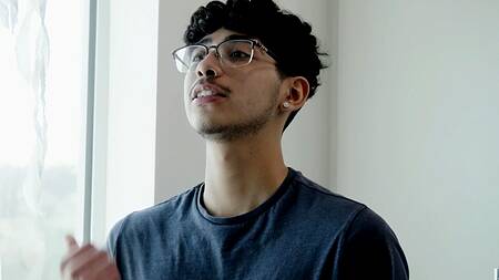 Неопытный пацан в очках трахает мачеху после ванны