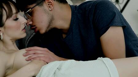 Неопытный пацан в очках трахает мачеху после ванны