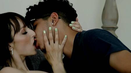 Неопытный пацан в очках трахает мачеху после ванны