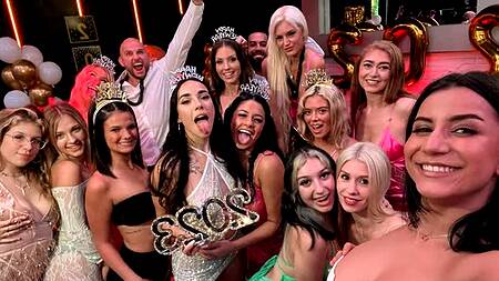 Девушки на вечеринке жарко ебутся с разными парнями