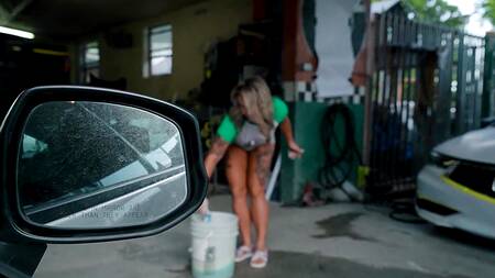 Чернокожий механик в мастерской страстно трахает красивую блондинку