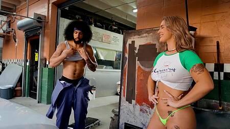 Чернокожий механик в мастерской страстно трахает красивую блондинку