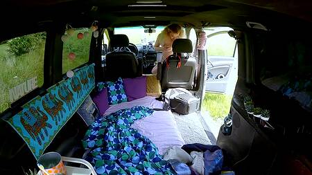 Милая туристка на природе трахается с незнакомым парнем в фургоне