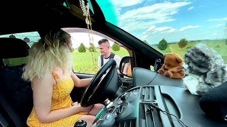 Милая туристка на природе трахается с незнакомым парнем в фургоне