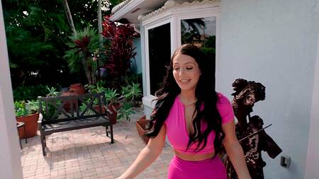 Лысый мужик с толстым членом жестко трахает красивую Alexa Payne