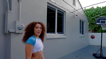 Мужик после игры в баскетбол страстно ебет кудрявую мулатку