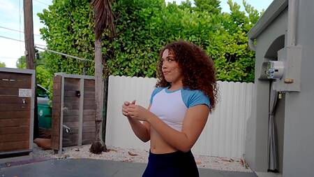 Мужик после игры в баскетбол страстно ебет кудрявую мулатку