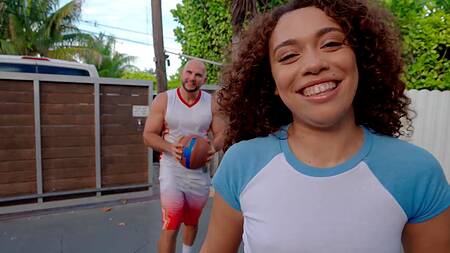 Мужик после игры в баскетбол страстно ебет кудрявую мулатку