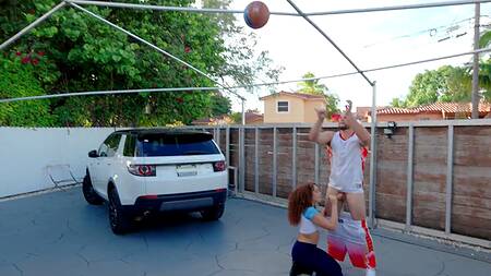 Мужик после игры в баскетбол страстно ебет кудрявую мулатку