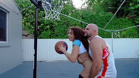 Мужик после игры в баскетбол страстно ебет кудрявую мулатку