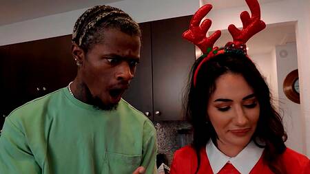 Негр на рождество трахает татуированную милфу и молодую телку