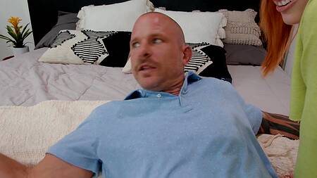 Рыжая худышка с хвостиками соблазняет мужика на страстный секс