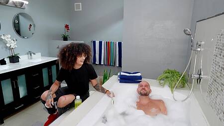 Мужик изменяет девушке, трахая её страстную подругу в ванне