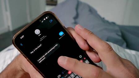 Мужик изменяет девушке, трахая её страстную подругу в ванне