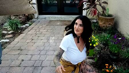 Сочная брюнетка занимается садоводством и ебется с соседом