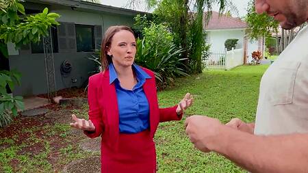 Жаркая риелторша проводит экскурсию по дому и страстно ебется