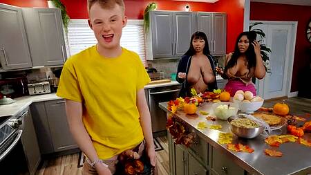 Пацан застает чернокожих соседок за еблей и трахает их