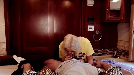 Парень страстно ебет белокурую сестру в доме на колесах