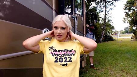 Парень страстно ебет белокурую сестру в доме на колесах