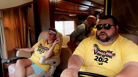 Парень страстно ебет белокурую сестру в доме на колесах