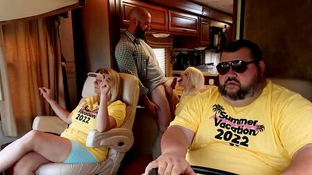 Парень страстно ебет белокурую сестру в доме на колесах