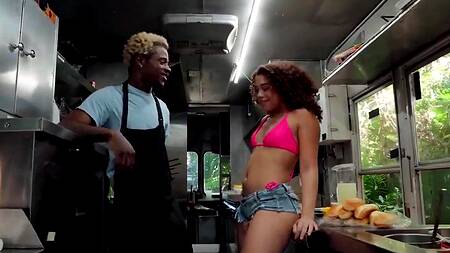 Негр жарит сосиски и ебет развратную мулатку