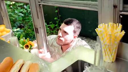 Негр жарит сосиски и ебет развратную мулатку