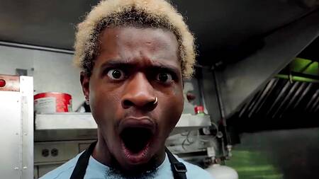 Негр жарит сосиски и ебет развратную мулатку