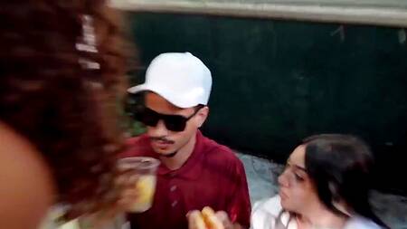 Негр жарит сосиски и ебет развратную мулатку