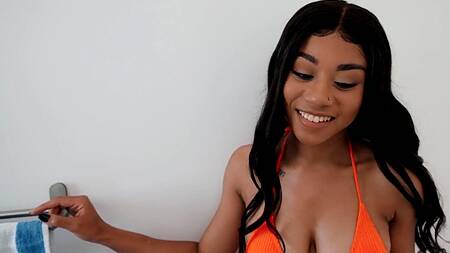 Мулатка в оранжевом купальнике страстно ебется с другом