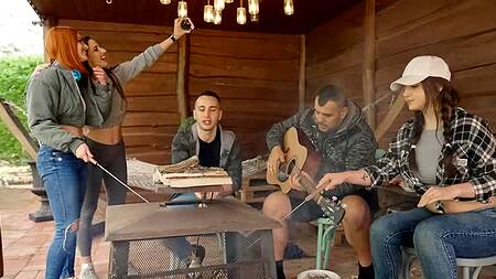 Рыжая девка на даче занялась сексом с другом