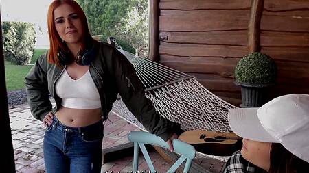 Рыжая девка на даче занялась сексом с другом