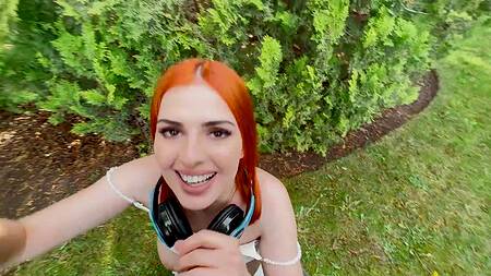 Рыжая девка на даче занялась сексом с другом