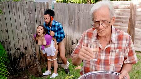 Черный садовник во дворе страстно ебет дочку хозяина дома