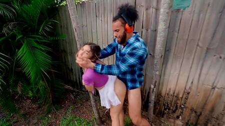 Черный садовник во дворе страстно ебет дочку хозяина дома
