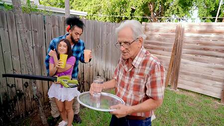 Черный садовник во дворе страстно ебет дочку хозяина дома