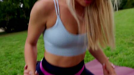 Йога на свежем воздухе перерастает в лесбийский секс