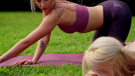 Йога на свежем воздухе перерастает в лесбийский секс