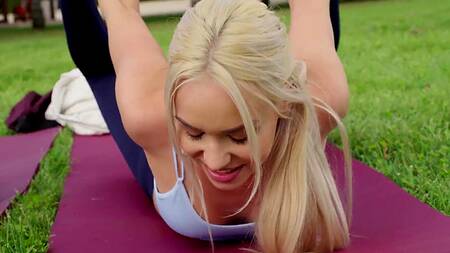 Йога на свежем воздухе перерастает в лесбийский секс