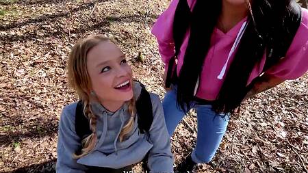 Русский парень в походе трахает двух красивых подруг