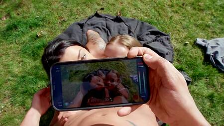 Русский парень в походе трахает двух красивых подруг