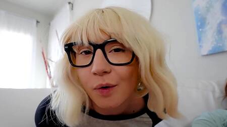 Рыжая телка надевает страпон и трахает им двух подруг